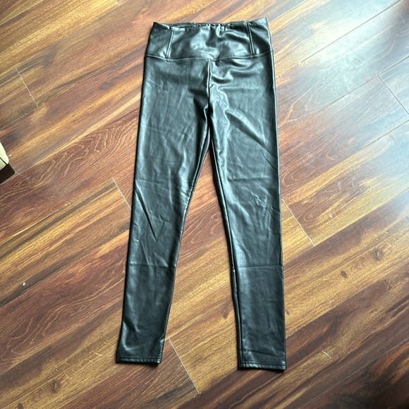 7 FOR All Your Mankind Black Faux Leather Leggings size Medium - Picture 1 of 8